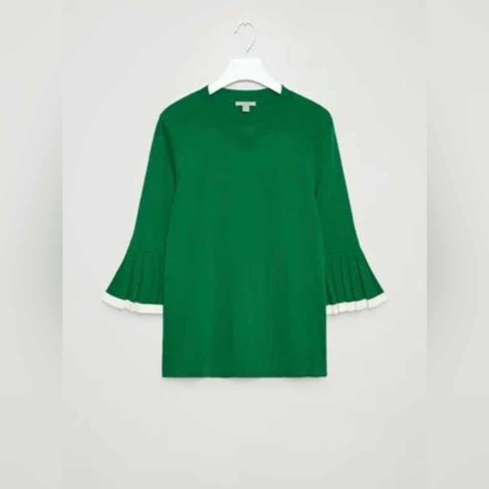 COS Green Top with White Accent 💚🍀